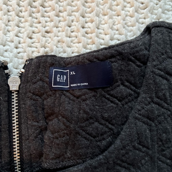 GAP NWT Women’s Textured Dark Gray Crewneck Sweater - Picture 2 of 4